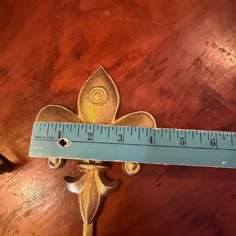 Pair of cast iron Fleur-de-lis wall hooks - Picture 4 of 5